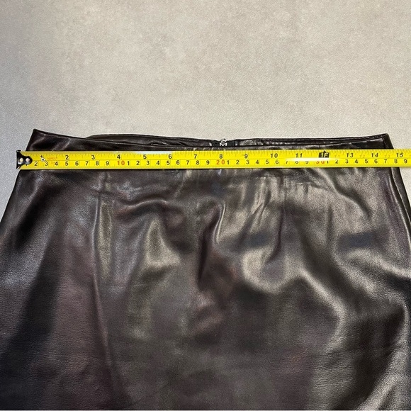 Danier ITALIAN LEATHER. Black Pencil Skirt Knee-Length Cocktail. Size 4 - Picture 4 of 8